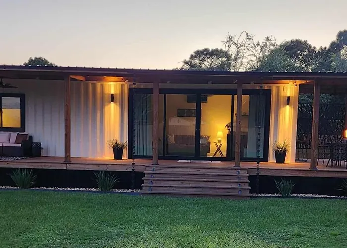 "Glamtainer" One Of A Kind Romantic Luxe Retreat, 8 Minutes To Emerald Beach, Outdoor Haven Navarre